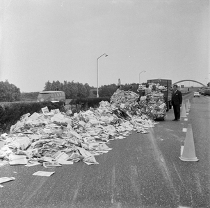 125704 Afbeelding van een vrachtwagen met oud papier na het verliezen van zijn lading op de Rijksweg 12 ten zuiden van ...